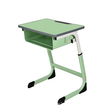 Jeden stôl a stoličky základnej a strednej škole študentov, školské lavice a stoličky jednej triedy domácnosť, deti môžu zdvihnúť ta